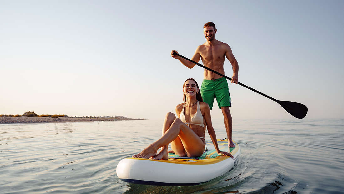 Dometic || Outwell || High Peak Verkäufe -Dometic || Outwell || High Peak Verkäufe 34854956 junger mann und frau beim paddeln auf dem wasser 2hjkMUa9uffe